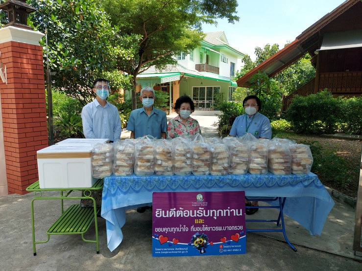 19 พ.ค.64 ขอขอบพระคุณ  พลเอกนพดล และ คุณหญิงพรนภัส  วรรธโนทัย มอบเงินเพื่อซื้ออุปกรณ์ทางการแพทย์  จำนวน 30,000 บาท  อาหารกล่อง จำนวน 210 กล่องและไอศกรีม จำนวน 200 ถ้วย ให้กับโรงพยาบาลบางกรวย    เพื่อเป็นกำลังใจในการปฏิบัติงาน รับมอบโดย นายแพทย์ ไพโรจน์ วิริยะอมรพันธุ์ โรงพยาบาลบางกรวย ขอขอบพระคุณท่านเป็นอย่างสูงมาณ.ที่นี้ด้วยค่ะ