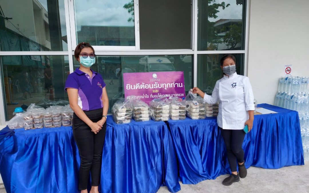 ขอขอบคุณ เชฟตุ๊กตา มอบ อาหารและขนม จำนวน 200 ชุด ให้กับโรงพยาบาลบางกรวยเพื่อเป็นกำลังใจให้แก่แพทย์พยาบาลและเจ้าหน้าที่ โรงพยาบาลบางกรวยขอขอบพระคุณเป็นอย่างสูงมา ณ.ที่นี้ด้วยค่ะ